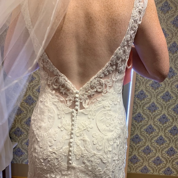 Ivory lace wedding dress, sheath silhouette - Picture 3 of 8